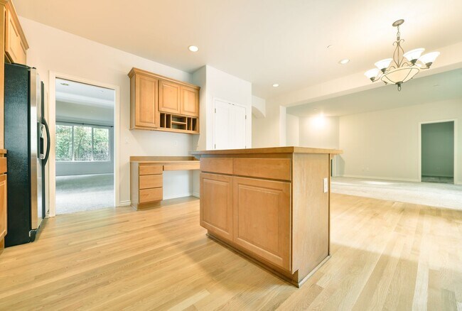 Building Photo - Nice 5 Bed / 2.5 bath house for rent in Kenmore.
