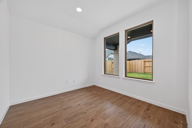 Building Photo - 5015 Bowen Pr Dr