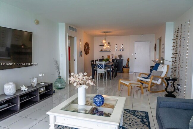 Building Photo - 3140 S Ocean Dr