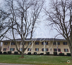 Building Photo - 2 bedroom on main floor- Perrysburg School...