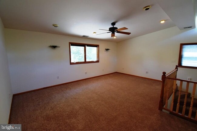 Building Photo - 1507 Oakview Dr