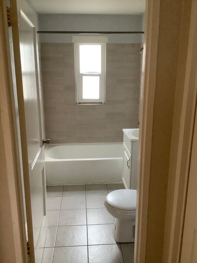 Building Photo - Newly Remodeled Upstairs 2 Bedroom 1 Bath ...