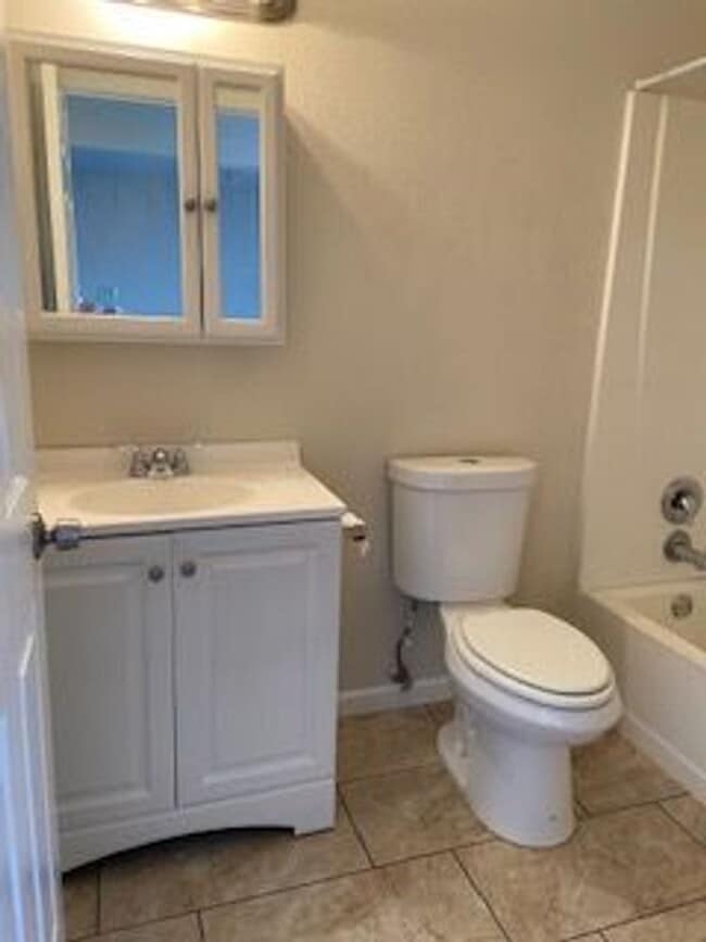 Building Photo - Midtown - Convenient Duplex - Move in Ready!