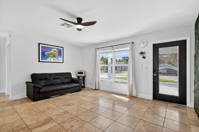 Building Photo - 4540 SW 28th Terrace