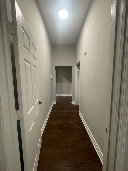 hall between bedrooms - 1515 Holman Ave