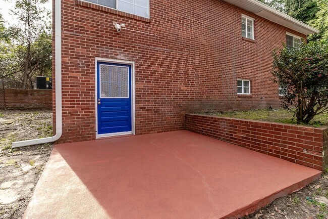 Building Photo - 2113 Cresswell Dr
