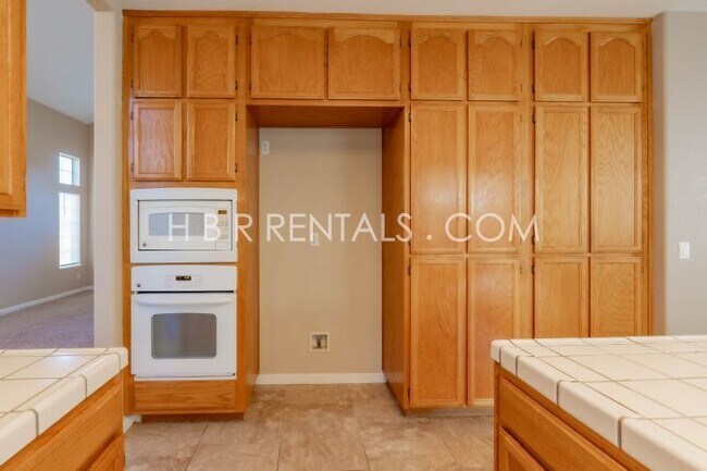 Building Photo - Move in Ready Beautiful 4 Bed Home in Tracy - Full Bed/Bath on 1st floor