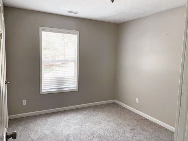 Building Photo - Beautiful 3b Room!Move in ready!