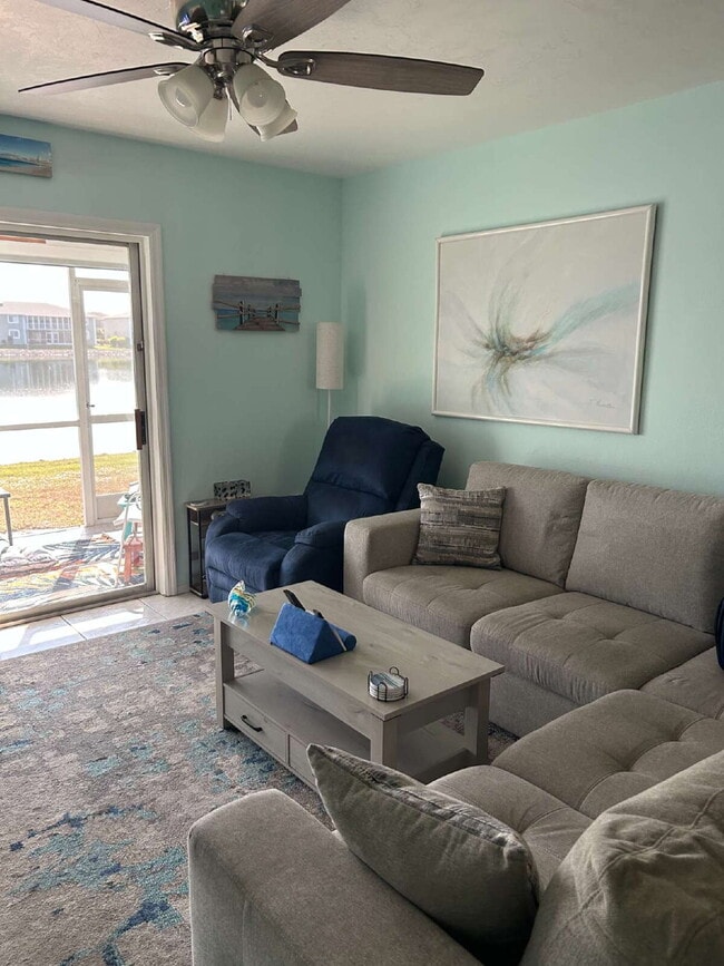 Building Photo - Room For Rent - lake front condo