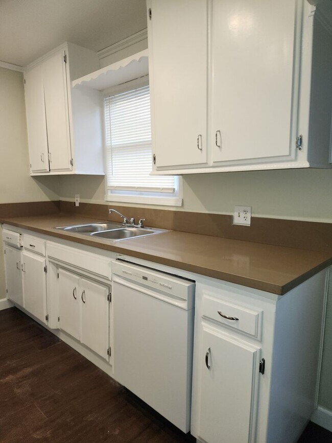 Building Photo - East Bakersfield Home - Newly Remodeled!