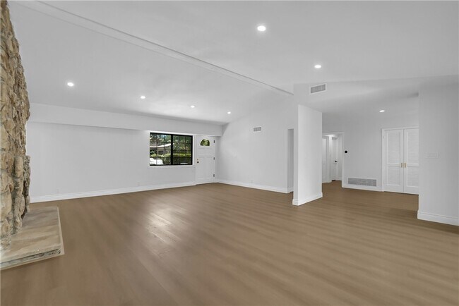 Building Photo - 325 W Le Roy Ave