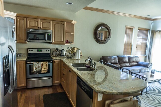 Building Photo - 1 Bedroom Centrally Located Summer Rental