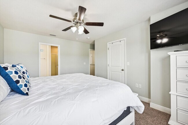 Building Photo - 7664 Shadow Lake Dr