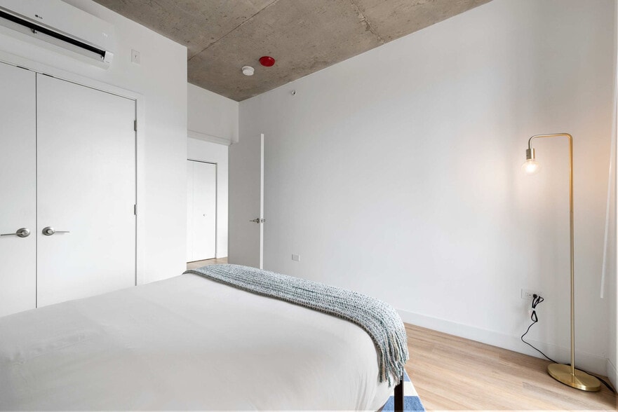 Building Photo - 853 W Blackhawk St