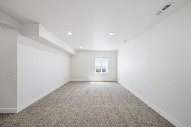 Building Photo - 475 E River Rd