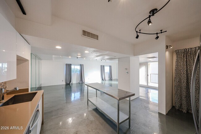 Building Photo - 353 E Thomas Rd