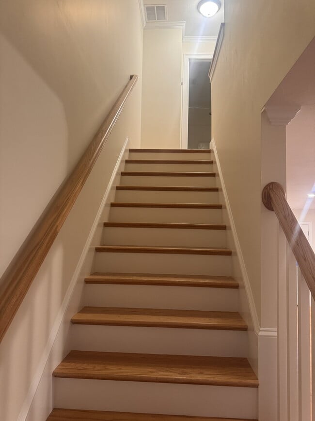 Building Photo - Beautiful 3 Bedroom 2.5 Bath Townhouse Available Now