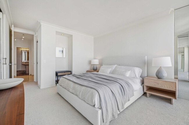 Building Photo - 999 Green St