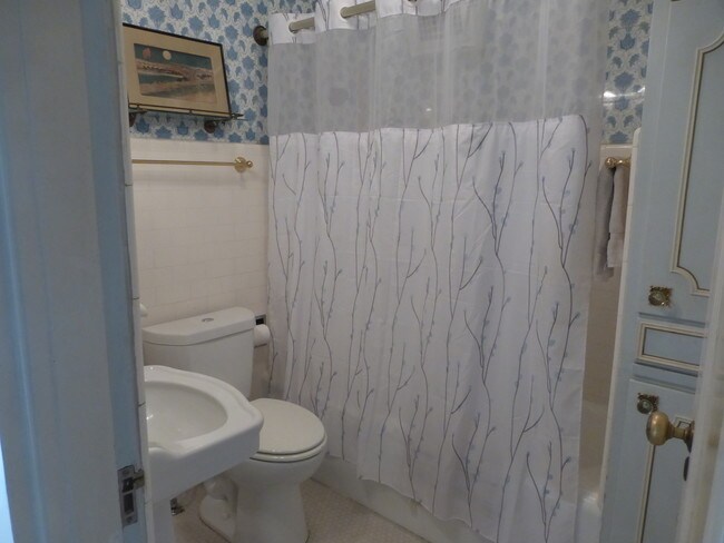 Building Photo - 211 W Highland Dr