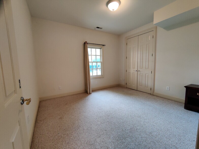 Building Photo - Room in Townhome on Presidents Dr