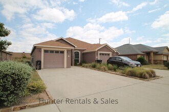 Building Photo - Spacious Duplex!
