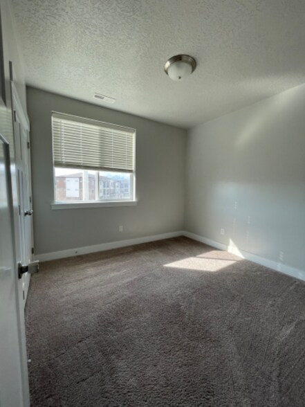 Building Photo - 761 N 260 W