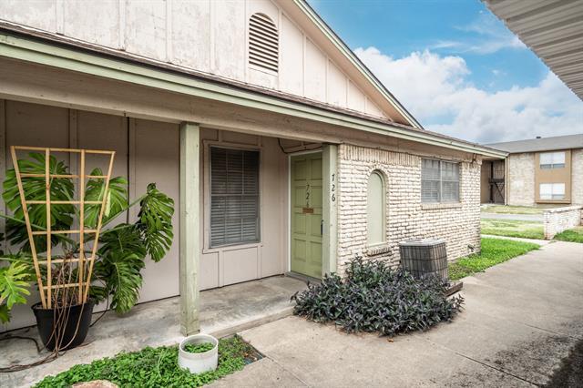 Building Photo - 726 E Pecan St