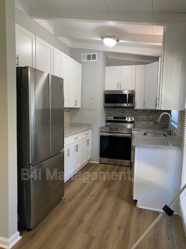 Building Photo - 255 Robert E Lee Dr