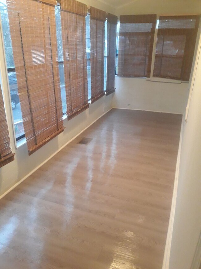 Building Photo - Awesome Renovated 2 Bedroom 1 Bath House F...