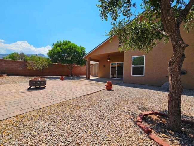 Building Photo - Beautiful Golf Course Area Home with 4 Bed...