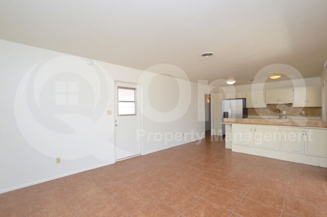 Building Photo - 713 E Campus Dr