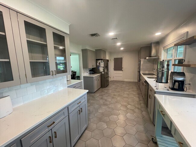 Building Photo - South Highland Beauty! This Is The One To ...