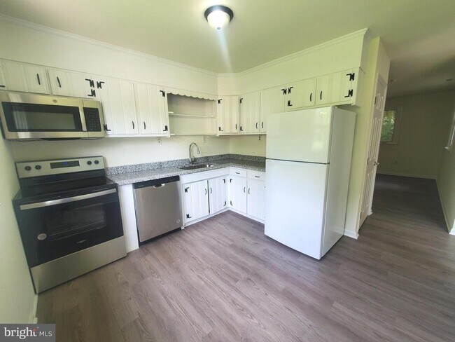 Building Photo - 161 Cooper Rd