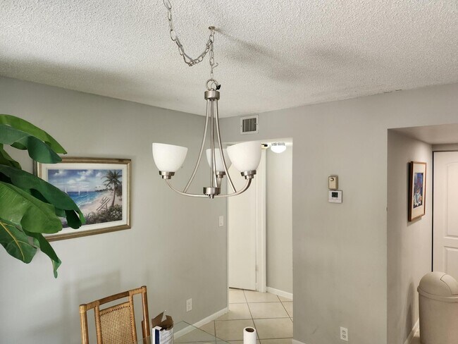 Building Photo - 450 Egret Cir