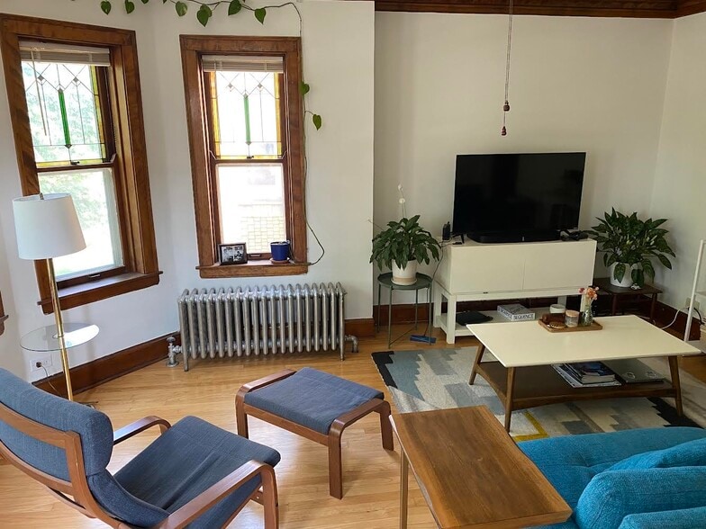 Living room - furnished example - 5655 W Ainslie St