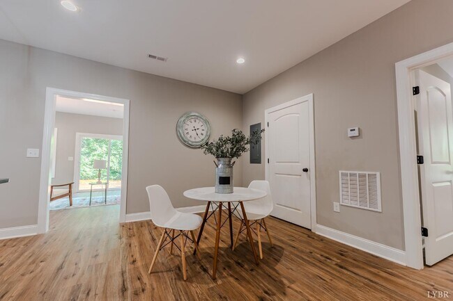 Building Photo - 109 Tosh Ln