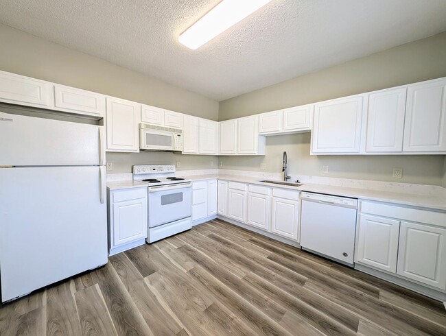 Building Photo - Move-In Ready Townhome with Downstairs Pri...
