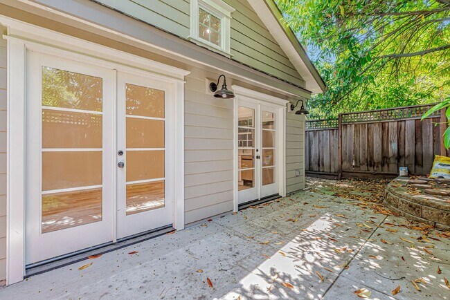 Building Photo - 1545 Laurel Pl