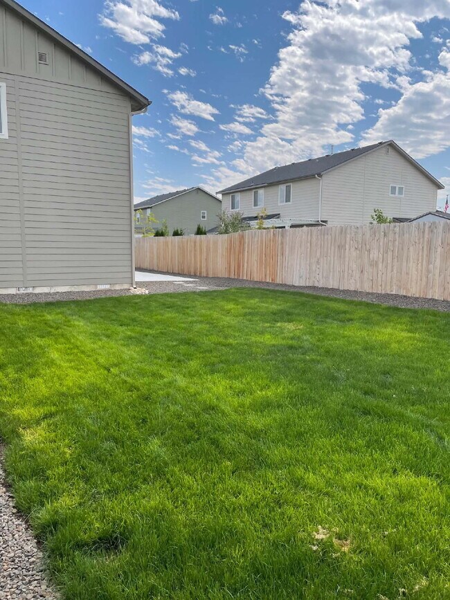 Building Photo - "Charming 3-Bed Oasis on East Drouillard Street with 2.5 Baths and 1470 Sq Ft in Nampa!"