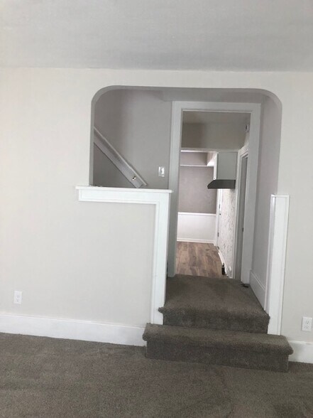Building Photo - 507 E Archwood Ave
