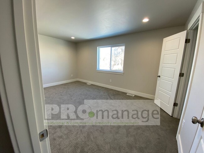 Building Photo - Townhouse