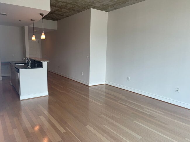 Building Photo - Gorgeous Condo @ Midtown Plaza 1B/1B In Am...