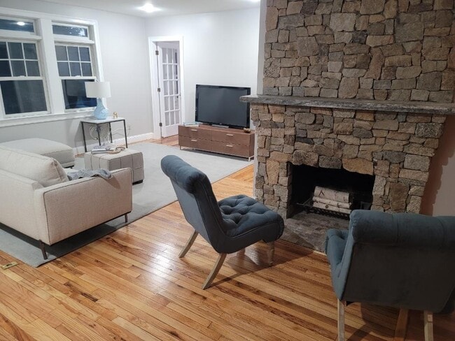 Building Photo - Spacious 5 Bed 2 Full Bath