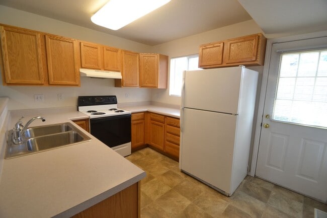 Building Photo - Corner 3 bed, 2.5 Bath Townhome in Distric...