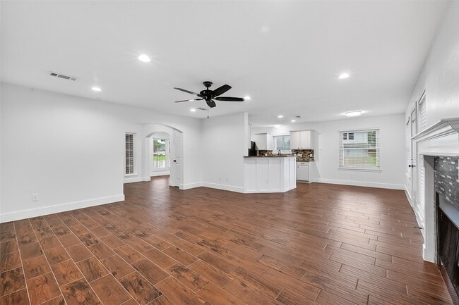 Building Photo - 2018 Village Ct Ln