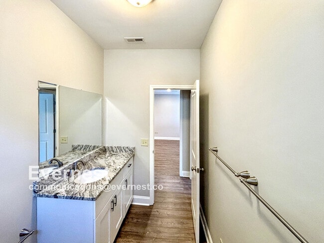 Building Photo - 3-Bedroom, 2-Bathroom Home in a Convenient...