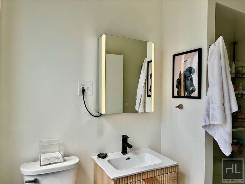 Building Photo - Gorgeous 1.5 bedroom in Maspeth