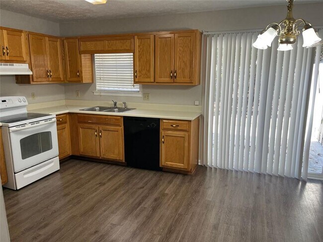 Building Photo - 326 Leafmore Rd SW