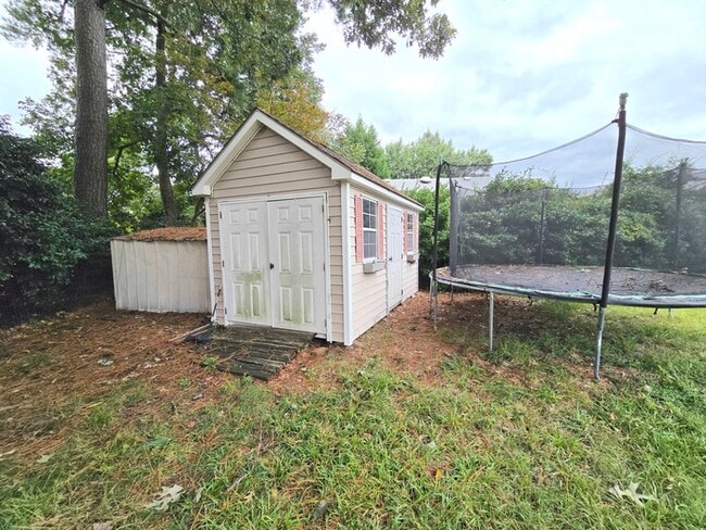 Building Photo - Charming 4-Bedroom Brick Ranch in Virginia...