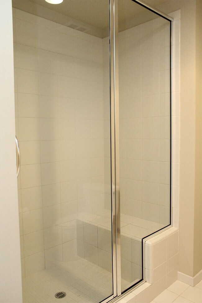 Building Photo - Luxurious 1+ Bedroom Pearl Loft at The Pin...